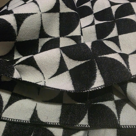 Large geometric pattern cozy winter scarf - Picture 9 of 9